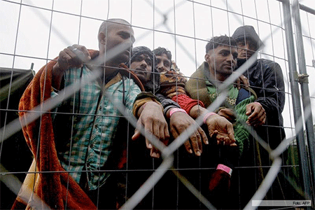 Hungría cierra su frontera frente a los refugiados Hungría rechaza un ’corredor humanitario’ y defiende las vallas